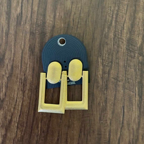 Large textured door knocker earring - Picture 2 of 6